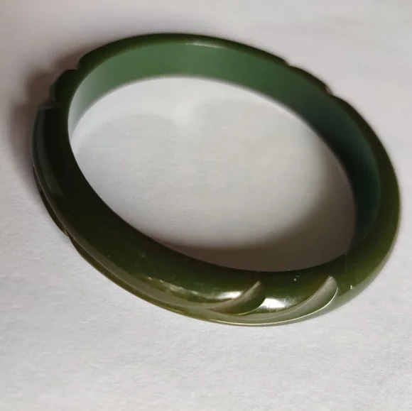 Vintage Green Spinach Carved Bakelite Bracelet - Picture 7 of 8